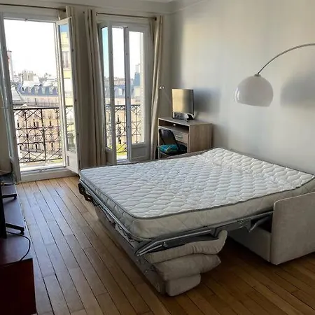 Au Pied De Montmartre / Jules Joffrin