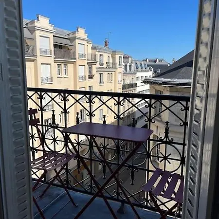 Au Pied De Montmartre / Jules Joffrin Paris