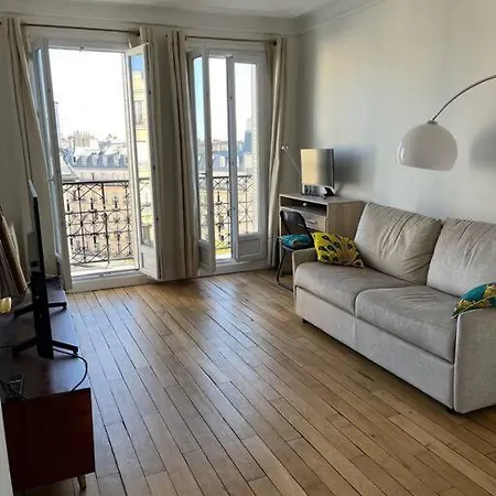 Au Pied De Montmartre / Jules Joffrin